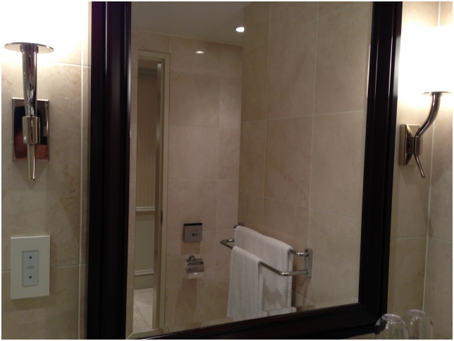 バスルームの鏡の水垢の原因はなに？水垢を落とす方法！毎日の入浴後に気を付けること！